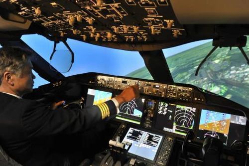 Nứt kính buồng lái, máy bay Boeing của Nhật hạ cánh khẩn
