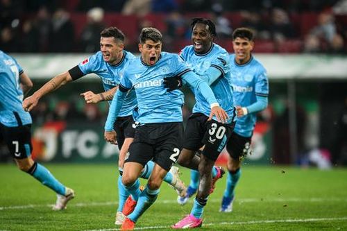 Bayer Leverkusen thắng nghẹt thở