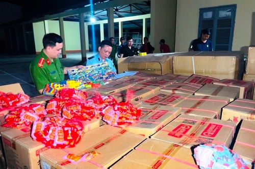 Lào Cai: Thu giữ nhiều lô hàng thực phẩm bẩn, đồ chơi trẻ em không rõ nguồn gốc xuất xứ