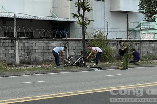 Thanh niên đi nhậu về chạy xe máy tông vào cây xanh, tử vong tại chỗ