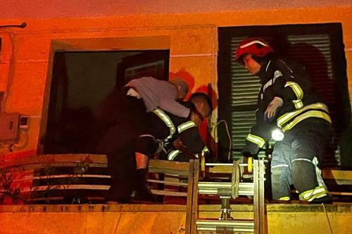 Cảnh sát bắc thang, cõng 2 người già thoát khỏi căn nhà bốc cháy lúc rạng sáng