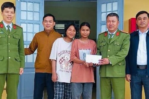 Quảng Trị: Hai nữ sinh huyện nghèo nhờ công an trả lại tài sản du khách đánh rơi