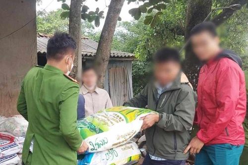Dân miền núi Quảng Trị trả lại gạo 'hôi của' sau vụ xe tải lật trên quốc lộ