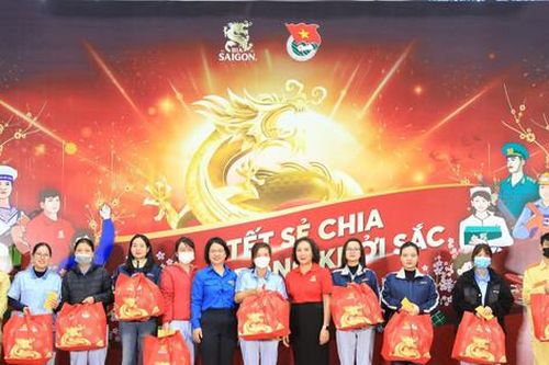 Chương trình 'Tết sẻ chia, năm Rồng khởi sắc' trao 600 phần quà cho công nhân