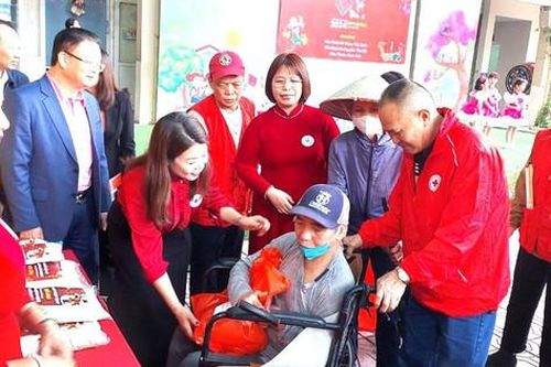 Tổ chức 'Tết Nhân ái' trao 275 suất quà cho các gia đình khó khăn quận Hai Bà Trưng