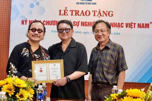 Nghệ sĩ saxophone Trần Mạnh Tuấn nhận Kỷ niệm chương 'Vì sự nghiệp âm nhạc Việt Nam'