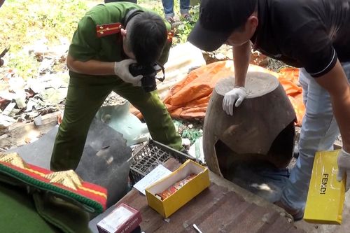 Cận cảnh khám xét, thu giữ số lượng lớn ma túy và súng giấu trong vườn
