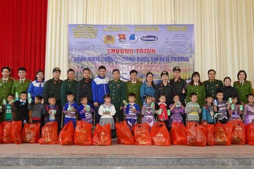 Công an Thủ đô với hành trình 'Xuân biên cương - Nâng bước em đến trường'