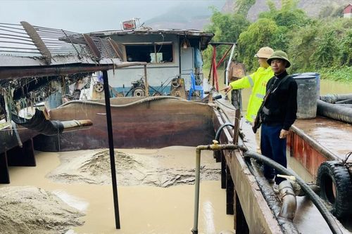 Bắc Giang: Bắt tàu khai thác cát trái phép trên sông Lục Nam