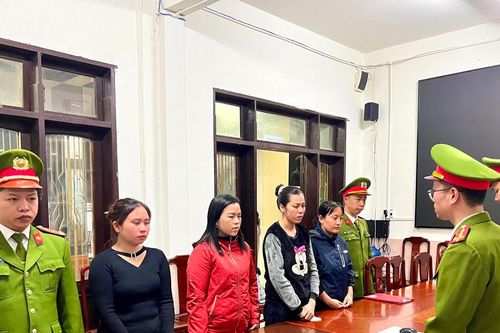 Bắt 4 người phụ nữ mua bán trái phép hơn 1.000 hóa đơn