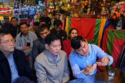 Hà Tĩnh: Gia đình 'thủ nhang' bàn giao chìa khóa đền Chợ Củi