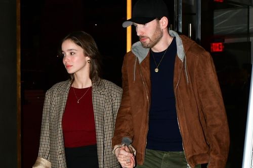 Hình ảnh hiếm hoi của 'đội trưởng Mỹ' Chris Evans bên vợ kém 16 tuổi