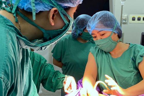 Huy động toàn bộ y bác sĩ hiến máu cứu người phụ nữ bị băng huyết