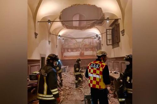 Sàn nhà sập xuống giữa buổi khiêu vũ trong tiệc cưới Italy