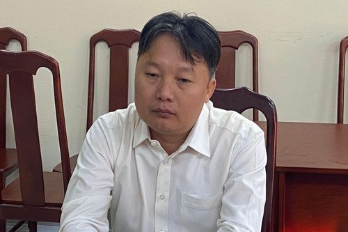 Cán bộ Cục Hải quan TP.HCM bị khởi tố về tội buôn lậu