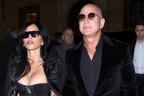 Bạn gái tỷ phú Jeff Bezos mặc xuyên thấu ở Milan