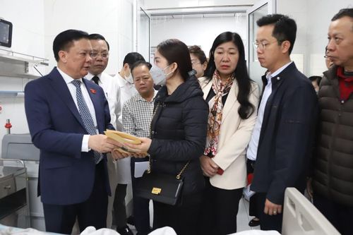 Bí thư Thành ủy thăm hỏi, động viên nạn nhân vụ cháy trên phố Hàng Lược