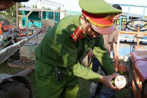 Cảnh sát giao thông dán decal phản quang cho 170 xe công nông, xe máy kéo