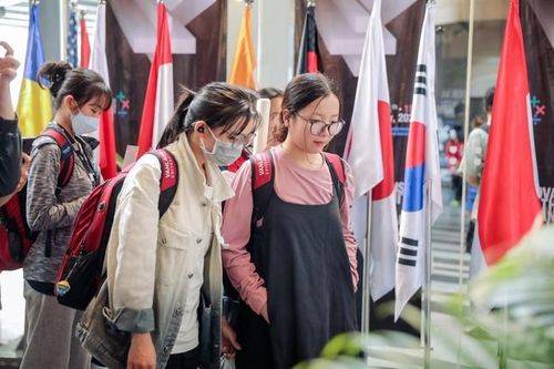 Sinh viên TP. HCM mãn nhãn với 100 sản phẩm thiết kế từ các chuyên gia quốc tế
