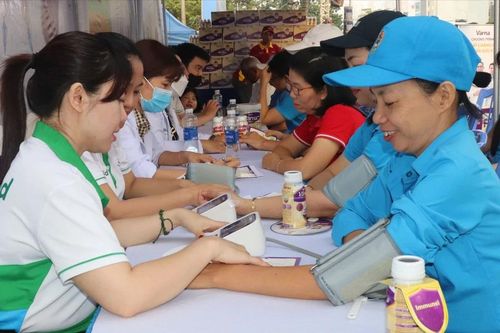 Nghĩa tình ngày Xuân: Mang tết đến với công nhân
