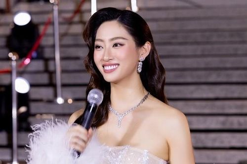Lương Thùy Linh thần thái 'đỉnh chóp' làm host chương trình quốc tế