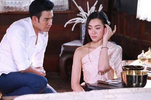 Đến dự đám cưới bạn đồng nghiệp, tôi sửng sốt khi thấy mặt cô dâu
