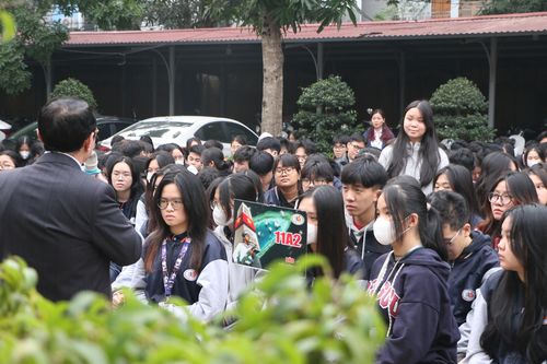Hiệu trưởng đối thoại giải đáp thắc mắc về tình yêu tuổi học trò