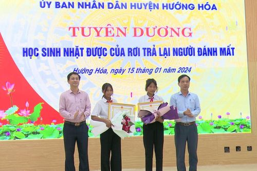 Tuyên dương 2 học sinh Vân Kiều trả lại gần 700 USD cho du khách nước ngoài