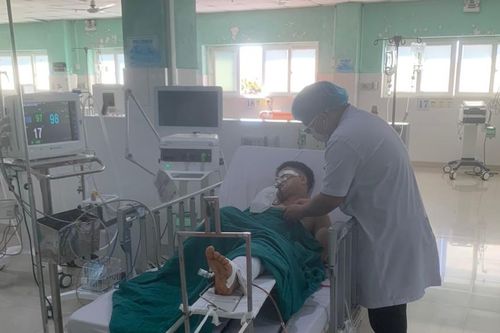 Thiếu niên 'thông chốt', đâm CSGT trọng thương