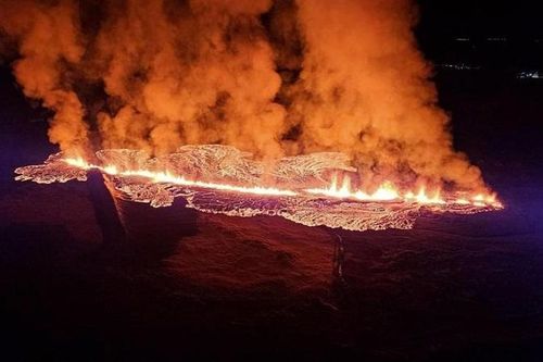 Các tòa nhà Iceland bốc cháy do dung nham phun trào