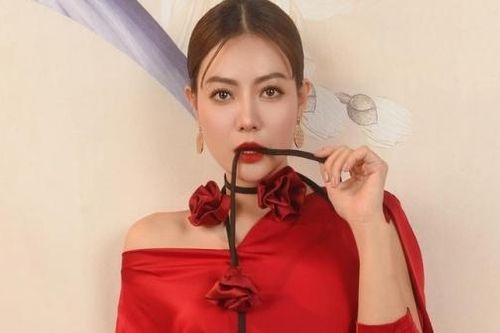 Sao Việt: Thanh Hương quyến rũ với đầm đỏ, Lệ Quyên khoe eo thon trên phố
