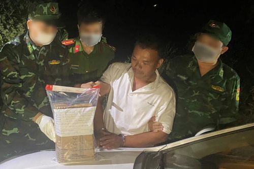 Hành trình bắt giữ xe du lịch vận chuyển 12 bánh heroin