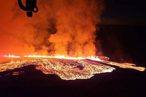 Núi lửa phun trào ở Iceland, gây nguy hiểm làng chài