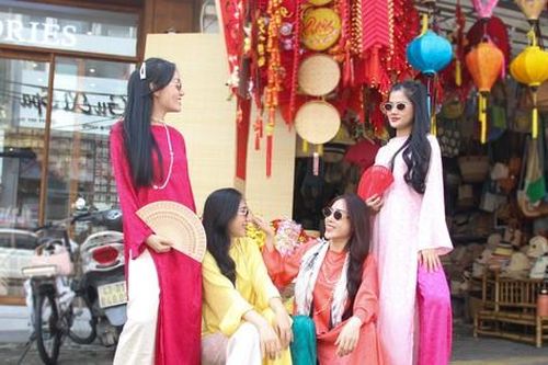 'Nàng thơ' Đà Nẵng diện áo dài xuống phố chụp ảnh Tết