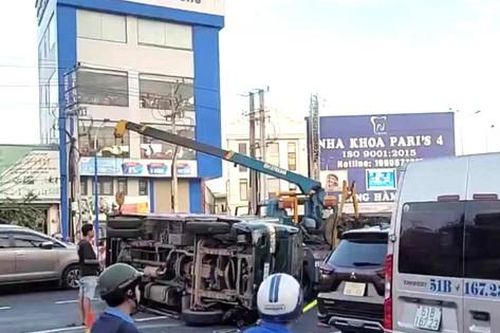 Mất lái, xe tải húc văng xe 7 chỗ rồi lật ngửa giữa đường