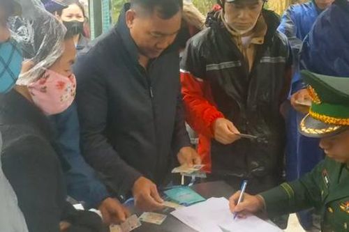 Hàng nghìn người ở biên giới Việt - Lào lần đầu được cấp thẻ đi chợ