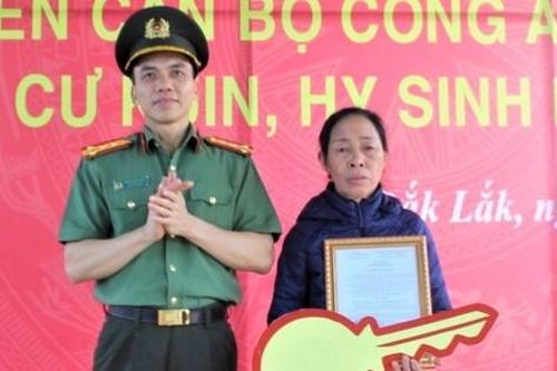 Tặng nhà tình nghĩa cho thân nhân thiếu tá công an hy sinh