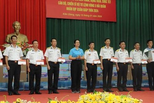 Chúc Tết cán bộ, chiến sĩ, nhân dân vùng biển, đảo Tây Nam Tổ quốc