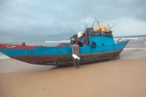 Tàu không người lái trôi dạt vào bờ biển Quảng Bình đã có người nhận