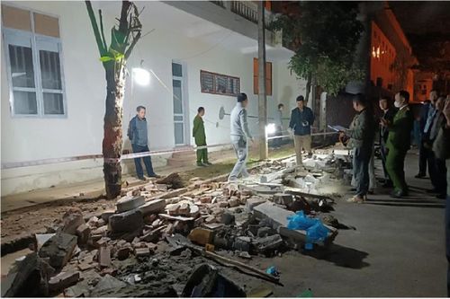 Đu bám khiến cánh cổng nhà hàng xóm đổ sập, bé gái tử vong