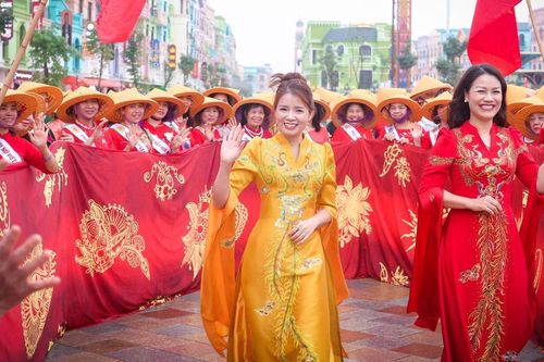 3.000 người mặc áo dài xếp hình rồng chào năm mới 2024