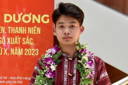 Nam sinh xứ Nghệ làm vải thổ cẩm từ bẹ chuối giành giải quốc tế