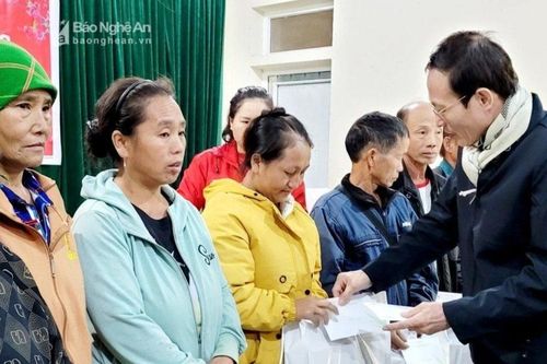 Đảng ủy Khối các cơ quan tỉnh thăm hỏi, tặng quà Tết tại huyện Kỳ Sơn
