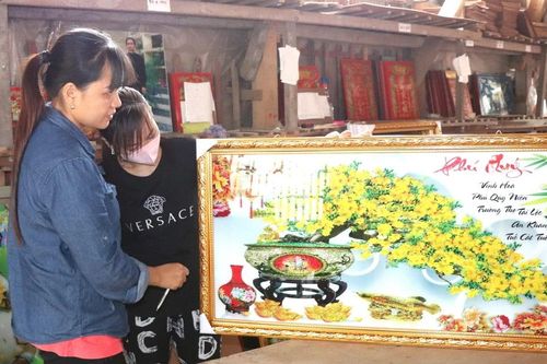 An Giang: Độc đáo làng nghề tranh vẽ kiếng có một không hai
