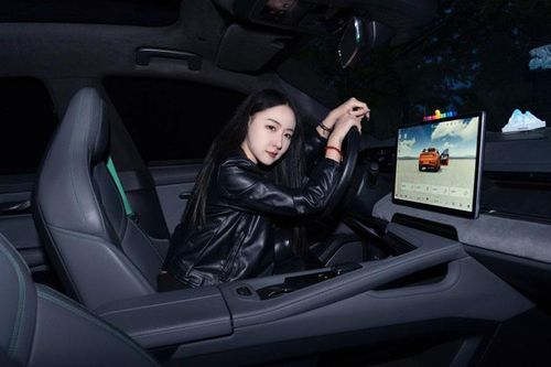 Vẻ đẹp không tì vết của hot girl bên xe hơi
