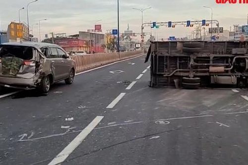 Bản tin TNGT 15/1: Xe tải lật chắn ngang đường sau va chạm với xe 7 chỗ