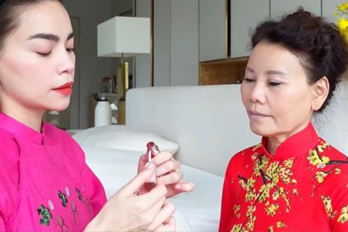 Hồ Ngọc Hà trổ tài trang điểm cho mẹ ruột, nhan sắc trẻ đẹp của đấng sinh thành gây chú ý