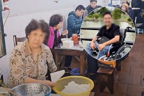 Chủ quán phở ở Hà Nội nói về nam TikToker ngồi xe lăn: 'Không có như trên mạng đâu, chú ấy ăn xong vẫn tươi cười đi ra'