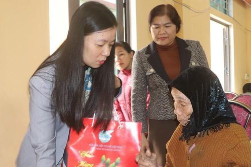 Lãnh đạo Hội LHPN Việt Nam thăm, tặng quà Tết gia đình chính sách, phụ nữ nghèo, trẻ khó khăn ở Yên Bái