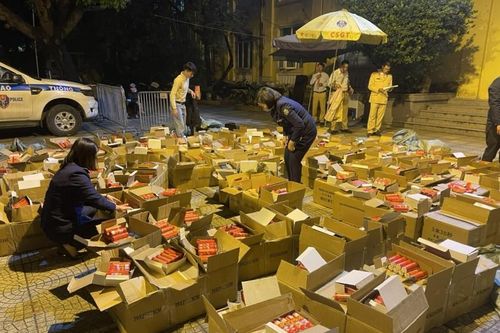Hà Nội: Bắt liên tiếp 2 vụ pháo và thuốc lá điện tử cực lớn